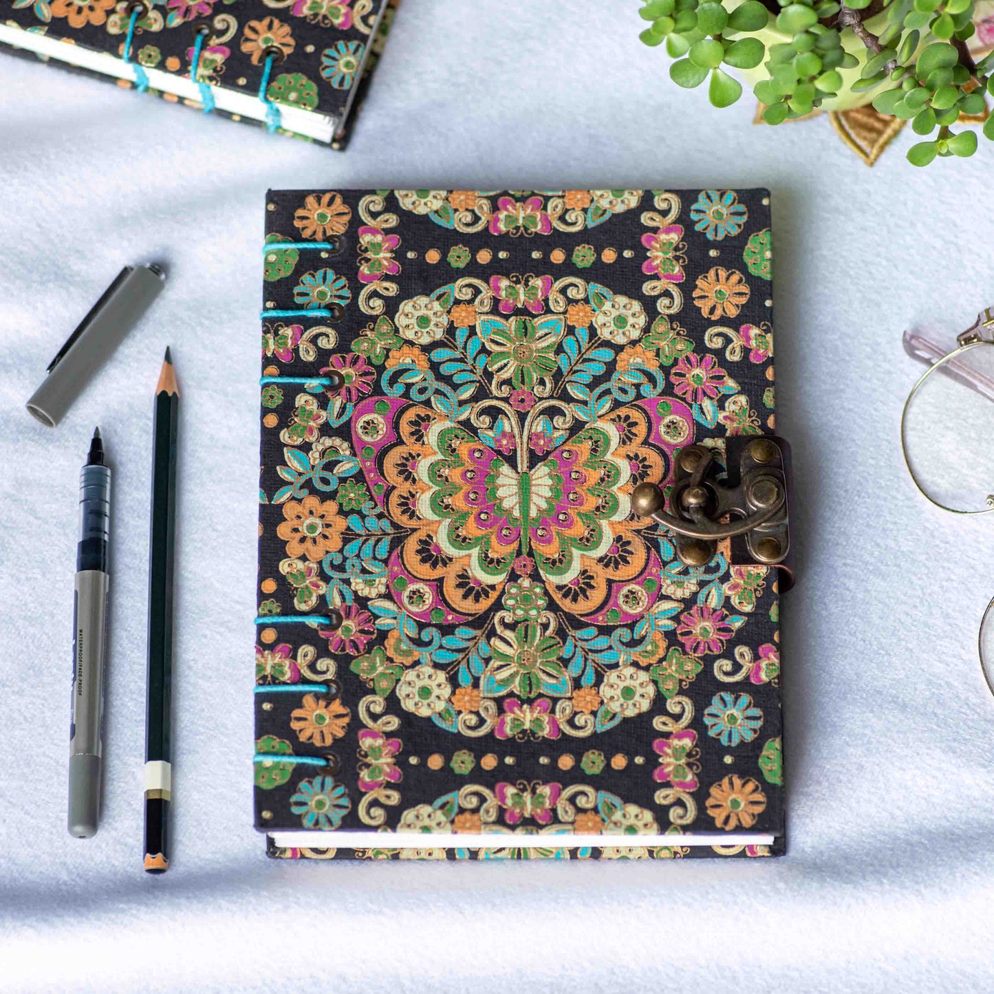 Päiväkirja- ja luonnosvihko lukolla – Tyhjät sivut (viivaton)